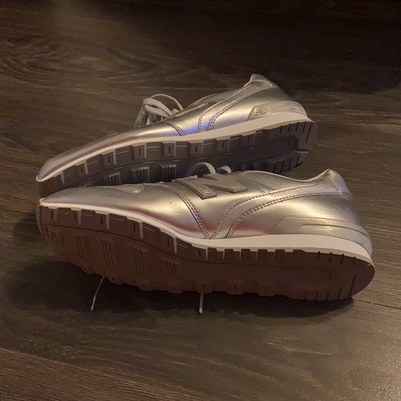 New balance - Picture 2 of 3